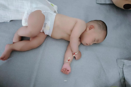 湛江宝宝胳膊上起红疙瘩